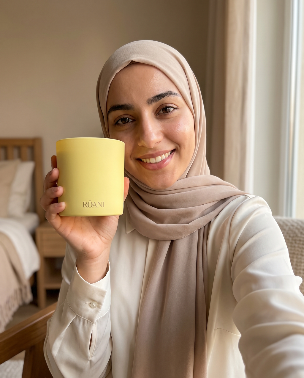 عميلة سعيدة تعرض شمعة سولا الصفراء